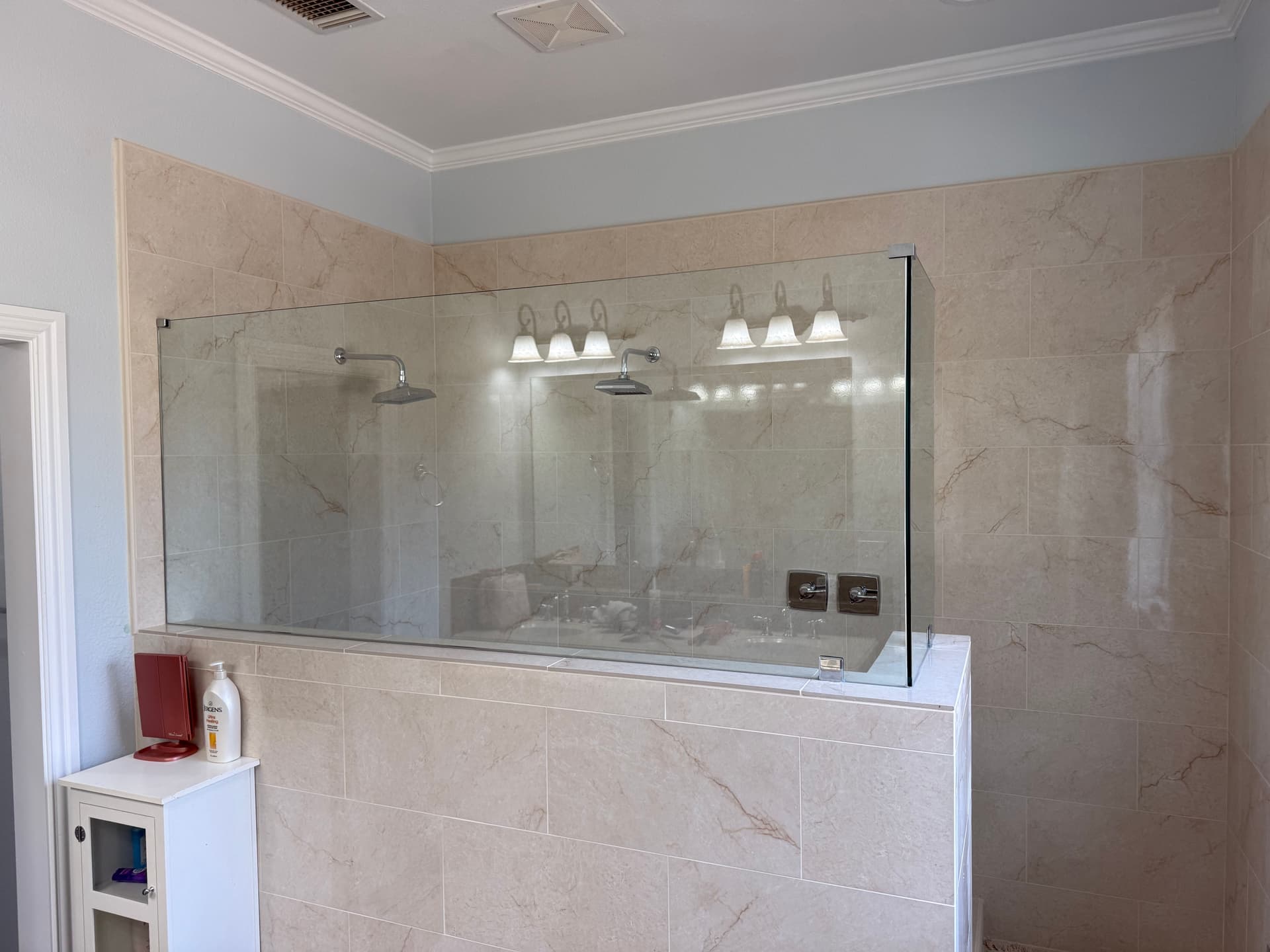 Gallery photos for Modern Shower Design with Clear Glass Panels: Image #1