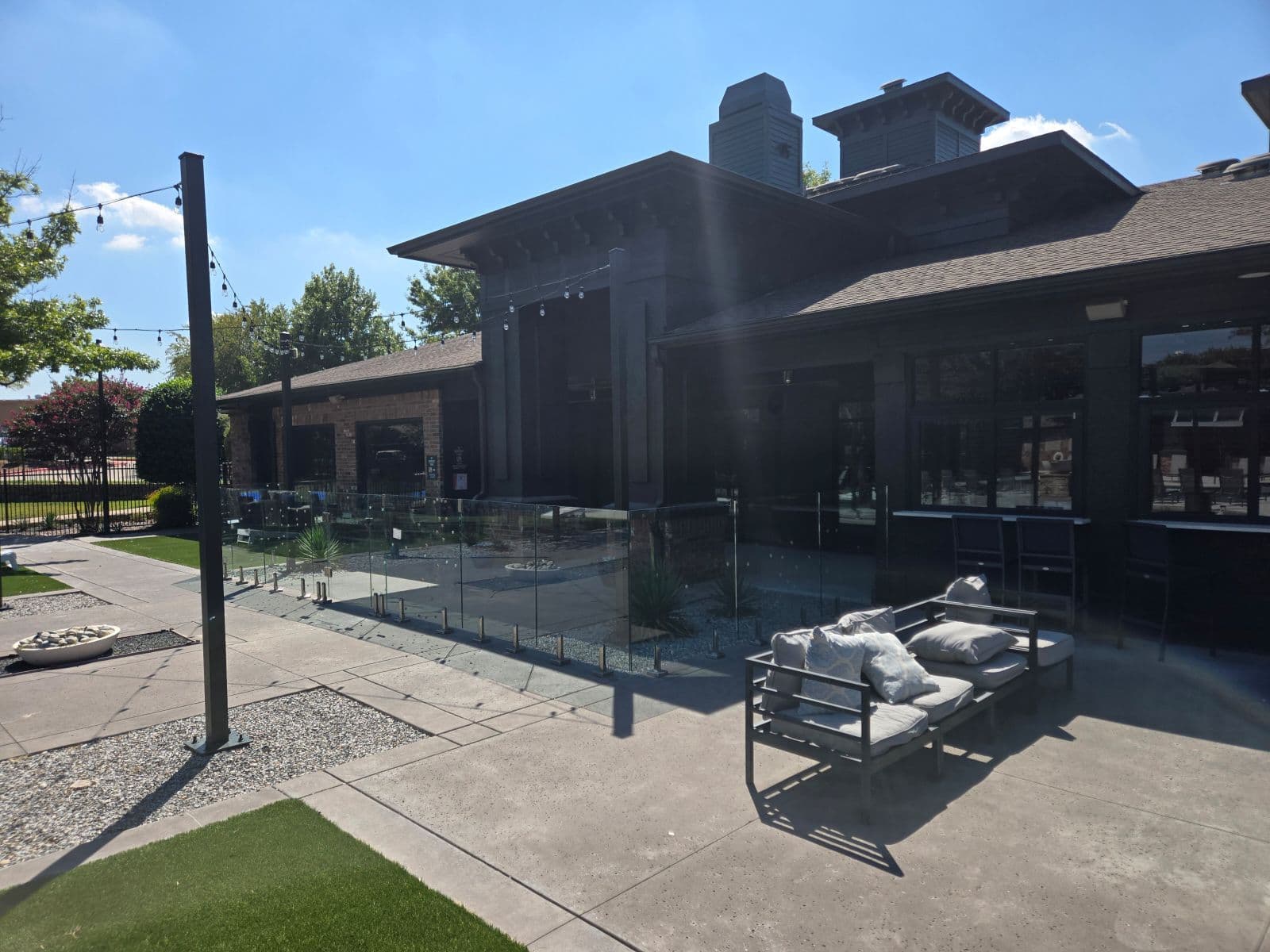 Gallery photos for Modern Glass Barriers Enhance Outdoor Spaces: Image #1